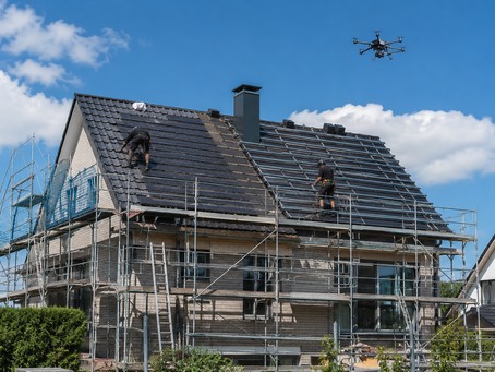 Kombinierte Dachsanierung vor Photovoltaik auf einem Einfamilienhaus in Berlin mit einer vorschriftsmäßigen Gerüststellung.