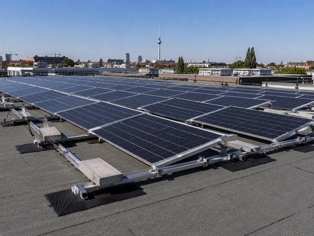 PV-Anlage auf dem Flachdach: Ausrichtung, Ballastierung und maximale Erträge ohne Bohren