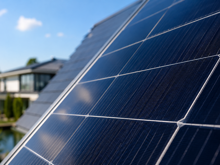 Naheaufnahme eines hocheffizienten monokristallinen Solarmoduls mit kWp-Nennleistung auf einem Dach in Berlin.