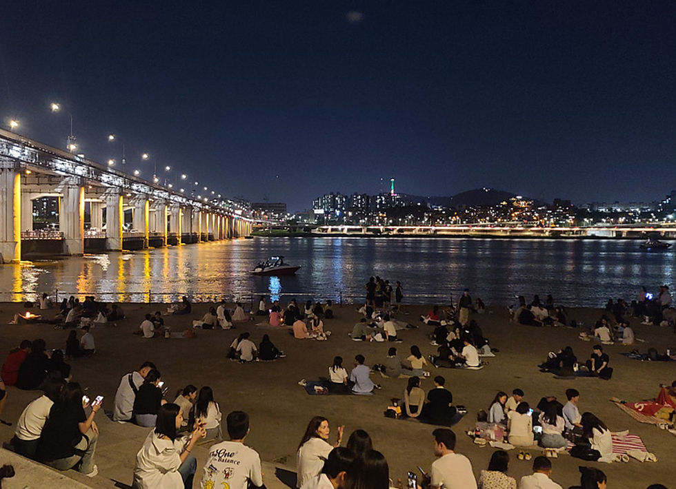 Banpo Bridge Moonlight Rainbow Fountain - Crowds