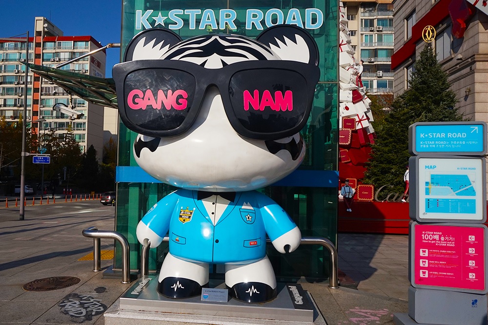 Памятники сеула гангнам. K star. Аллея звезд в корее. Сеул торговый центр в стиле гангнам стайл. K star road exo.