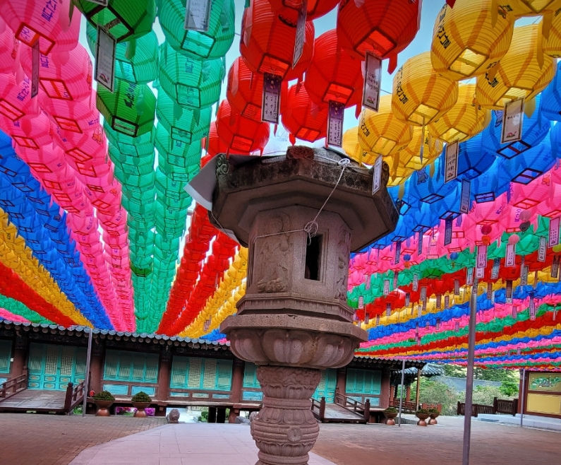Seoraksan National Park - Sinheungsa Temple