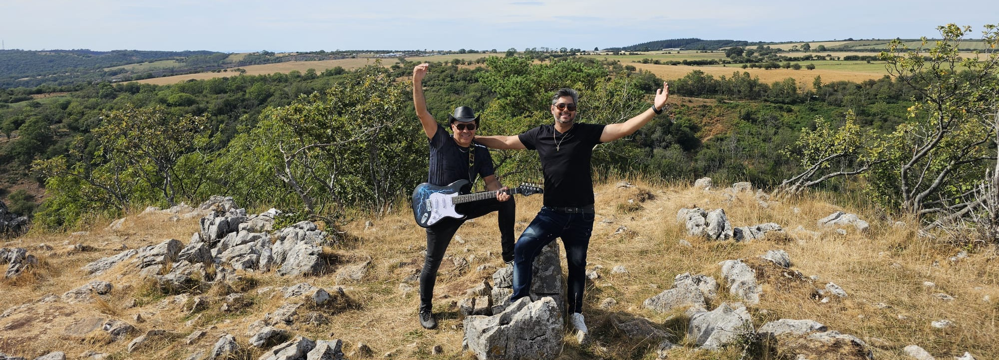 Dupla sertaneja Alex & Juan sobem a montanha de Cheddar Gorge para gravar clipe