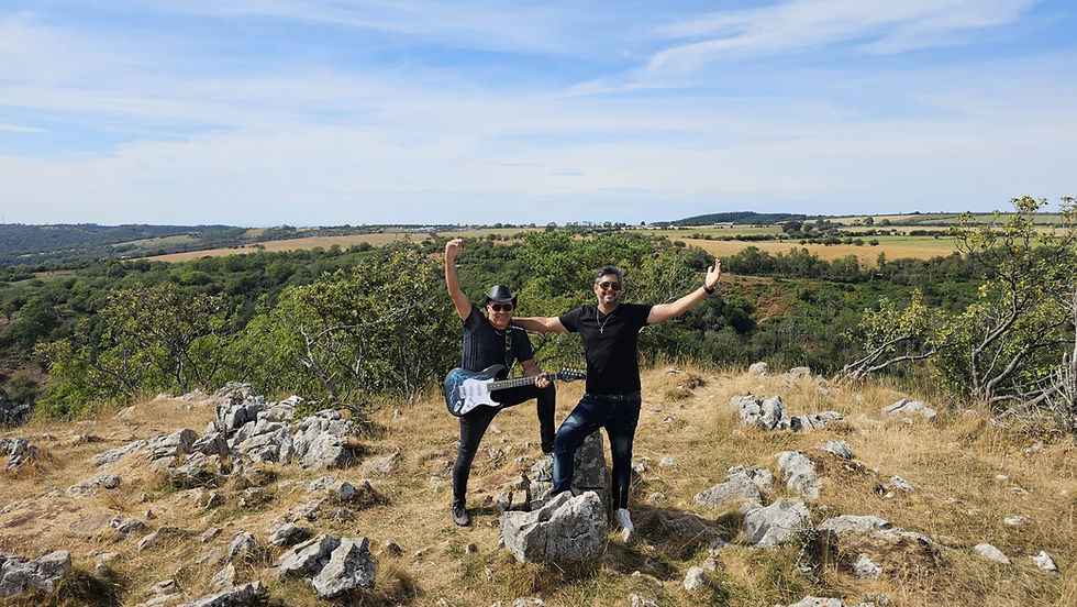 Alex & Juan em Cheddar Gorge durante a gravação do clipe “Rolinhos e Paixões”