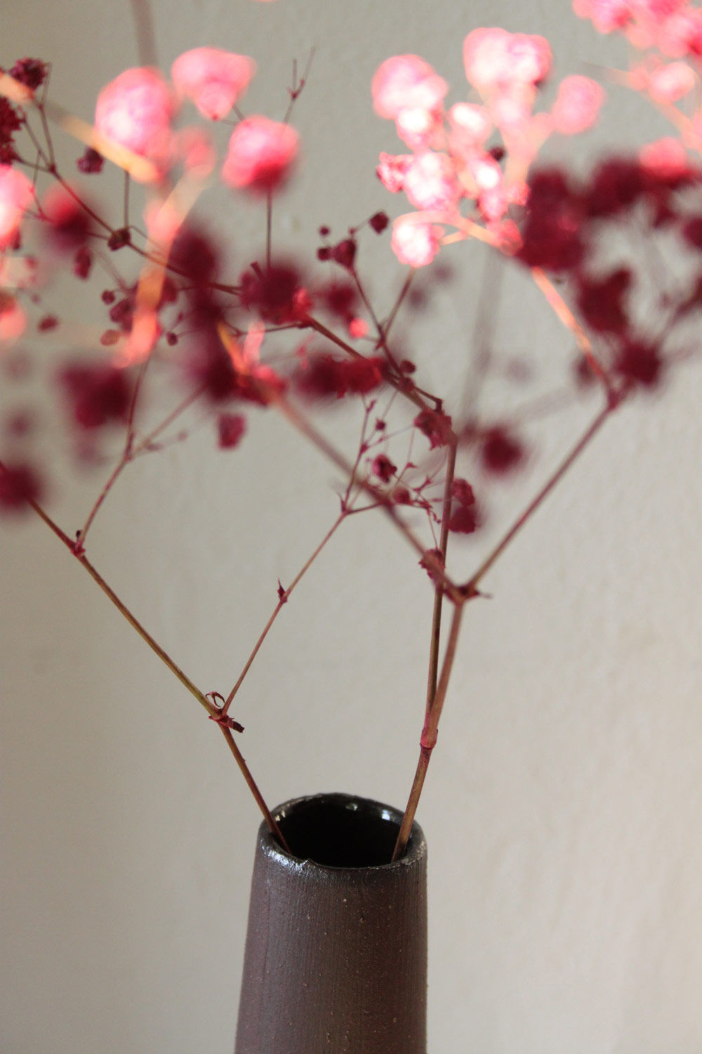 kleine Vase aus wildem Ton aus dem Taunus