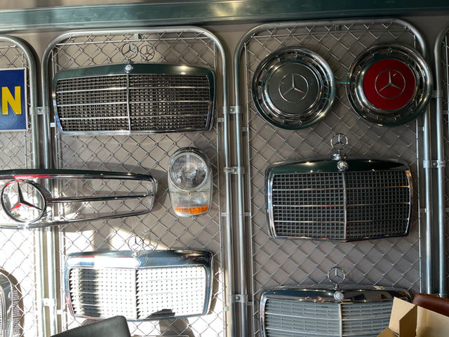 メルセデスのフロントグリルやクロームパーツを並べた展示壁｜GRIP名古屋