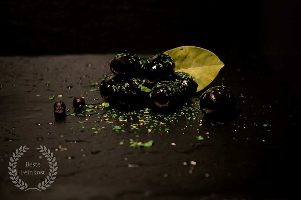 Geschwärzte Oliven ohne Kern in Kräutern