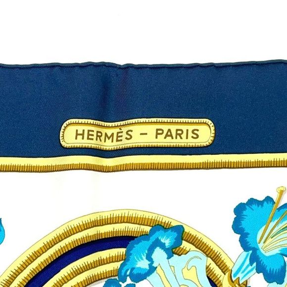 Thumbnail: Hermes Carré 90 Caribe Bird Silk Scarf