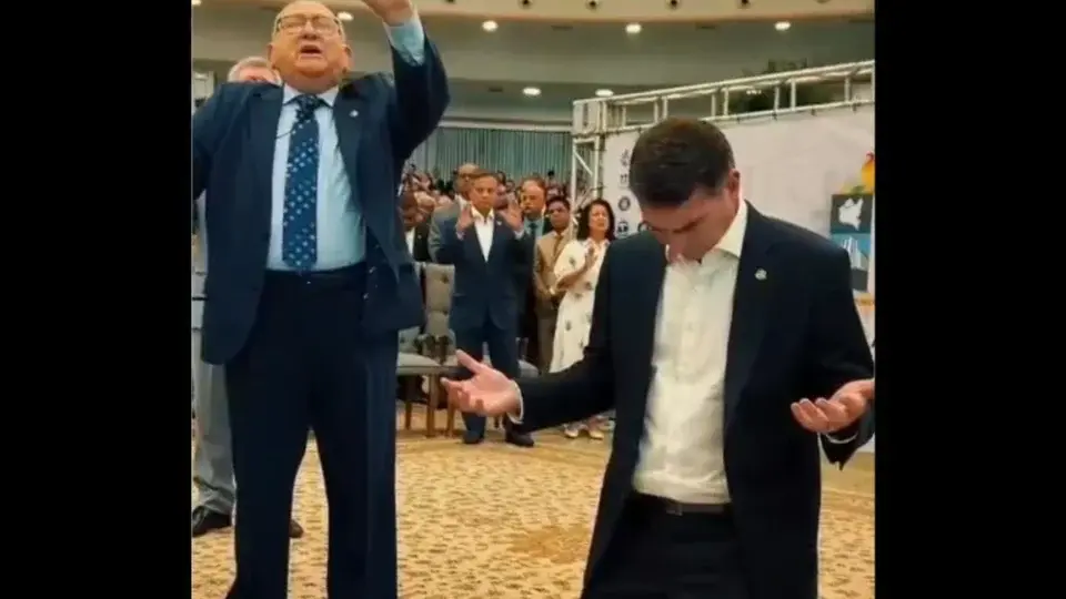 Flávio Bolsonaro é denunciado por propaganda eleitoral antecipada em igreja evangélica