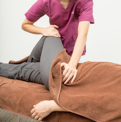 therapist applying acupressure