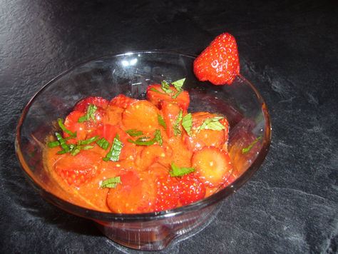 SALADE DE FRAISES,
SAUCE MENTHE-GOJI
