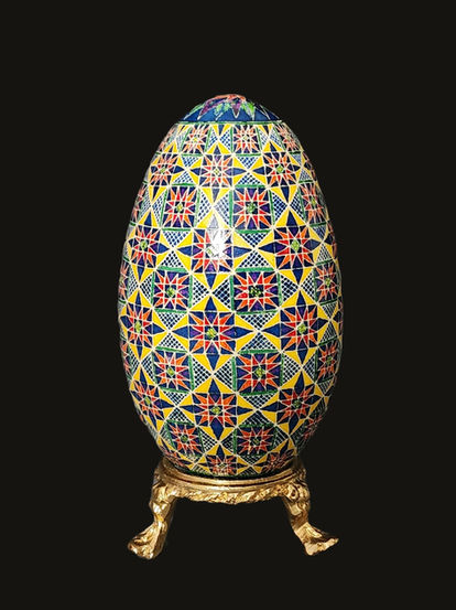 Goose eggshell with yellow and blue contrasting star pattern