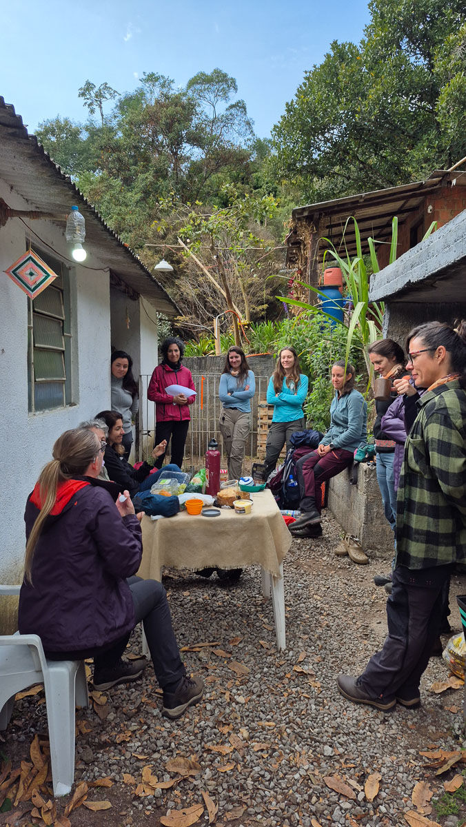 Imagem de Grupo da Mulheres e Montanhas confraternizando em acampamento