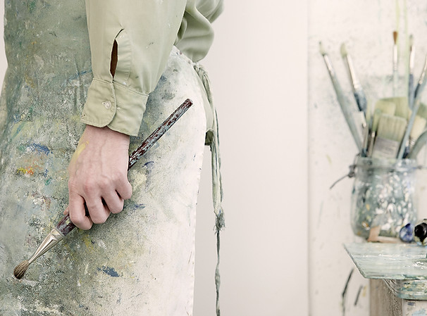 Sanatçı bir Paintbrush Holding