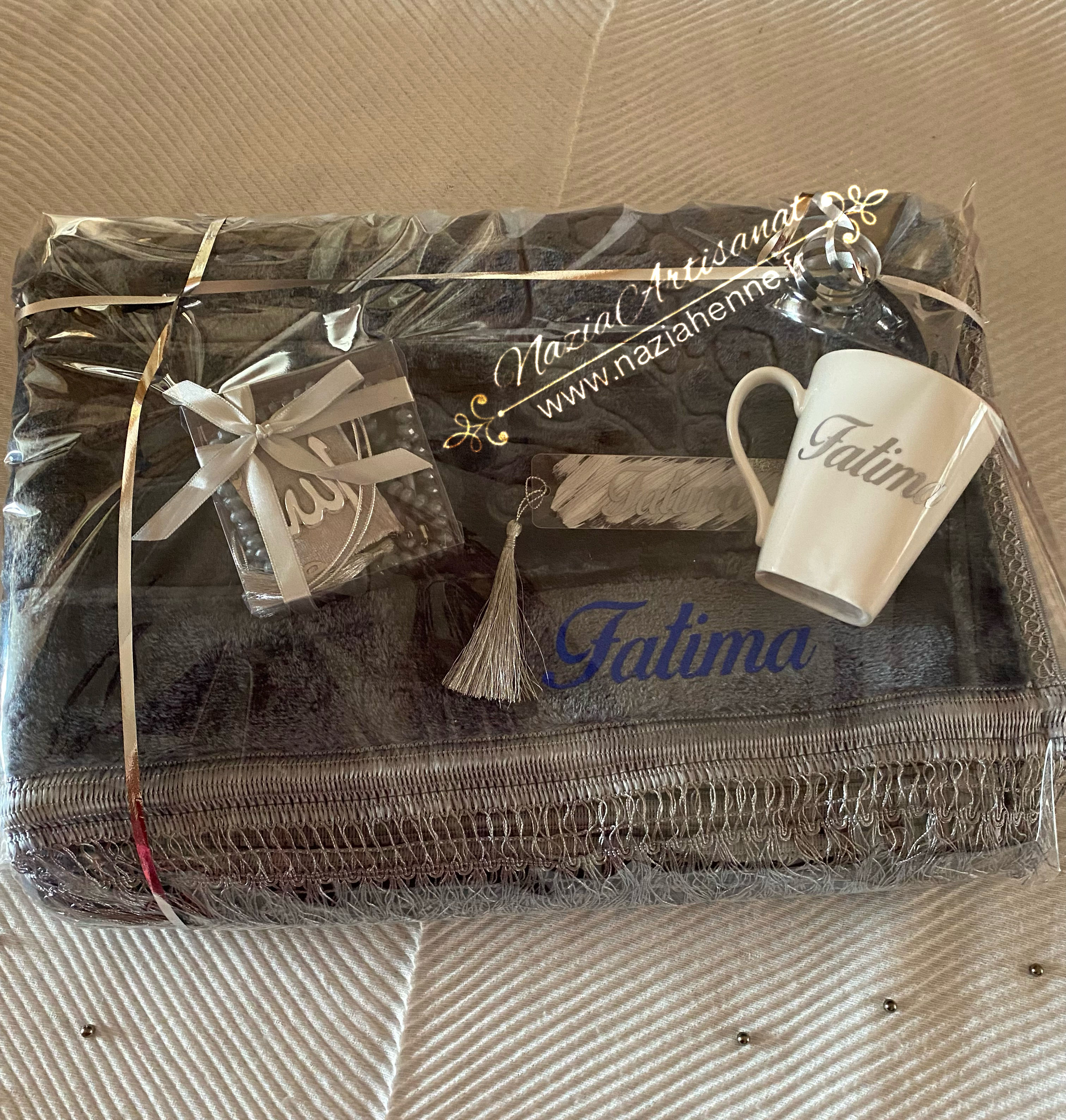 Tapis & Marque page & Mug personnalisables + Mini coffret ( Chapelet + Coran )