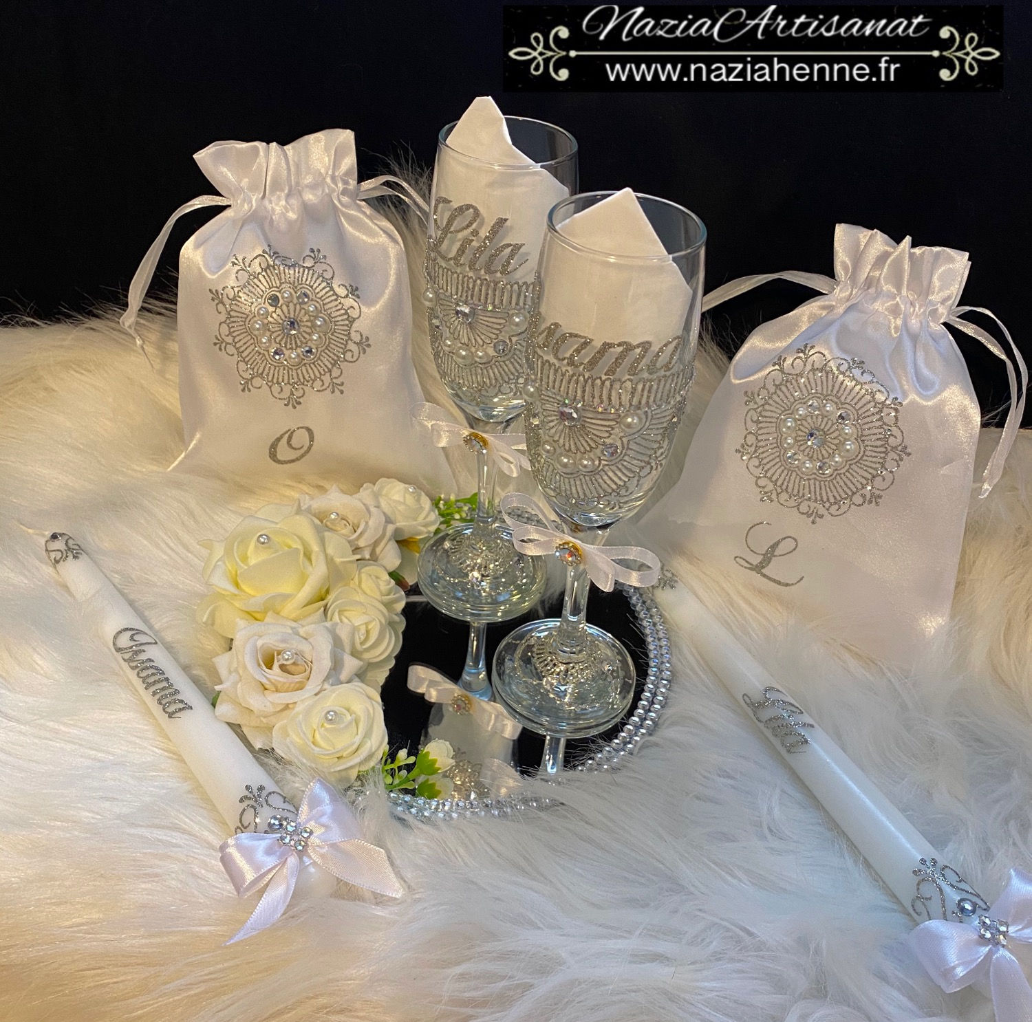 2 flûtes + 2 Pochettes + 2 Longues bougies personnalisables + 1 Miroir