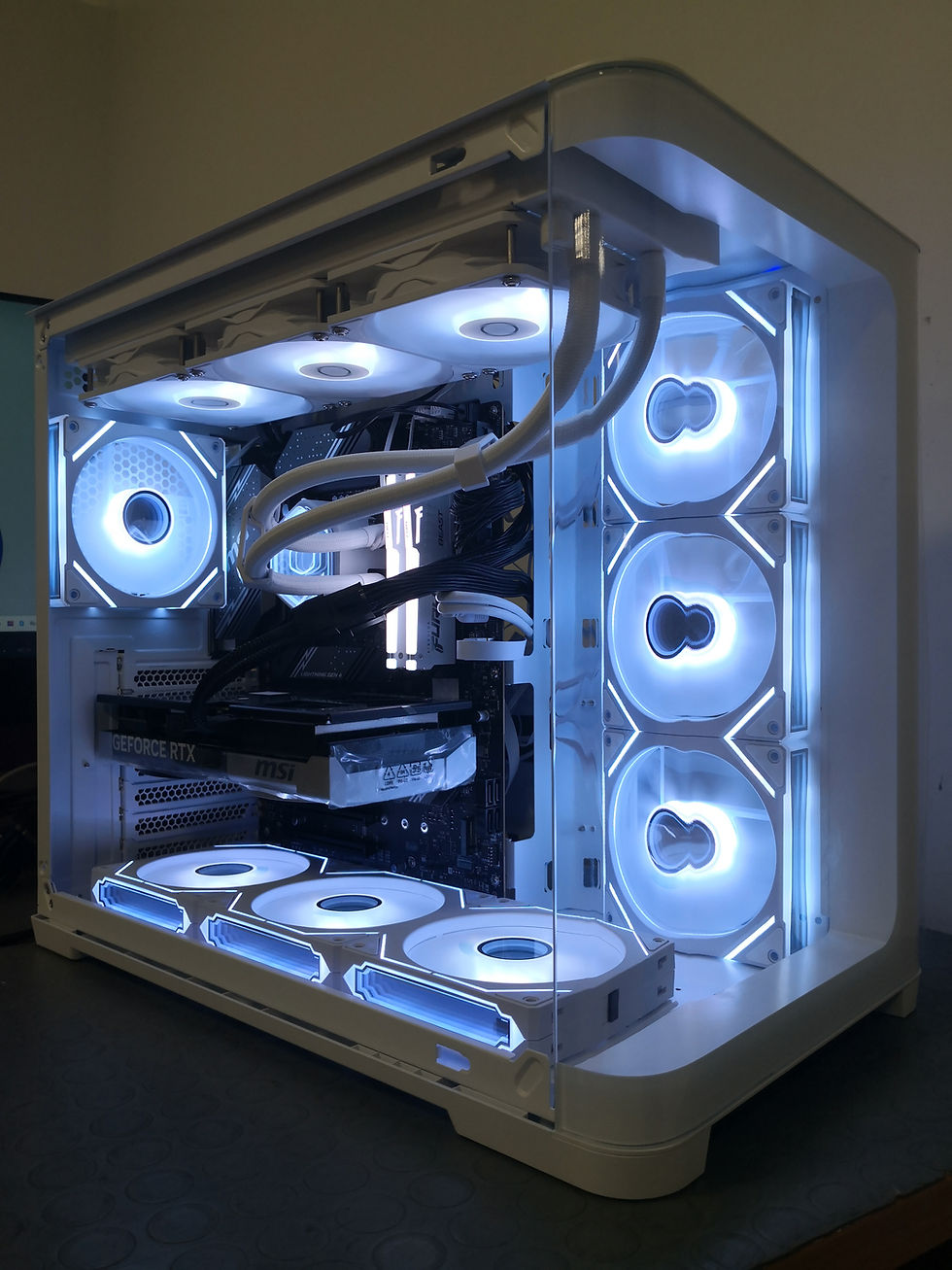 Miniatura: PC GAME EAGLE Bianco: i7-14700KF / RAM 16Gb / SSD 2 Tb / RTX 5070Ti