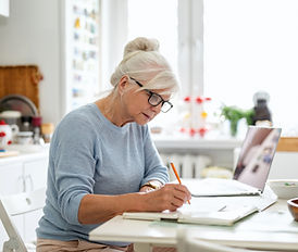 Frau erledigt Schreibarbeiten