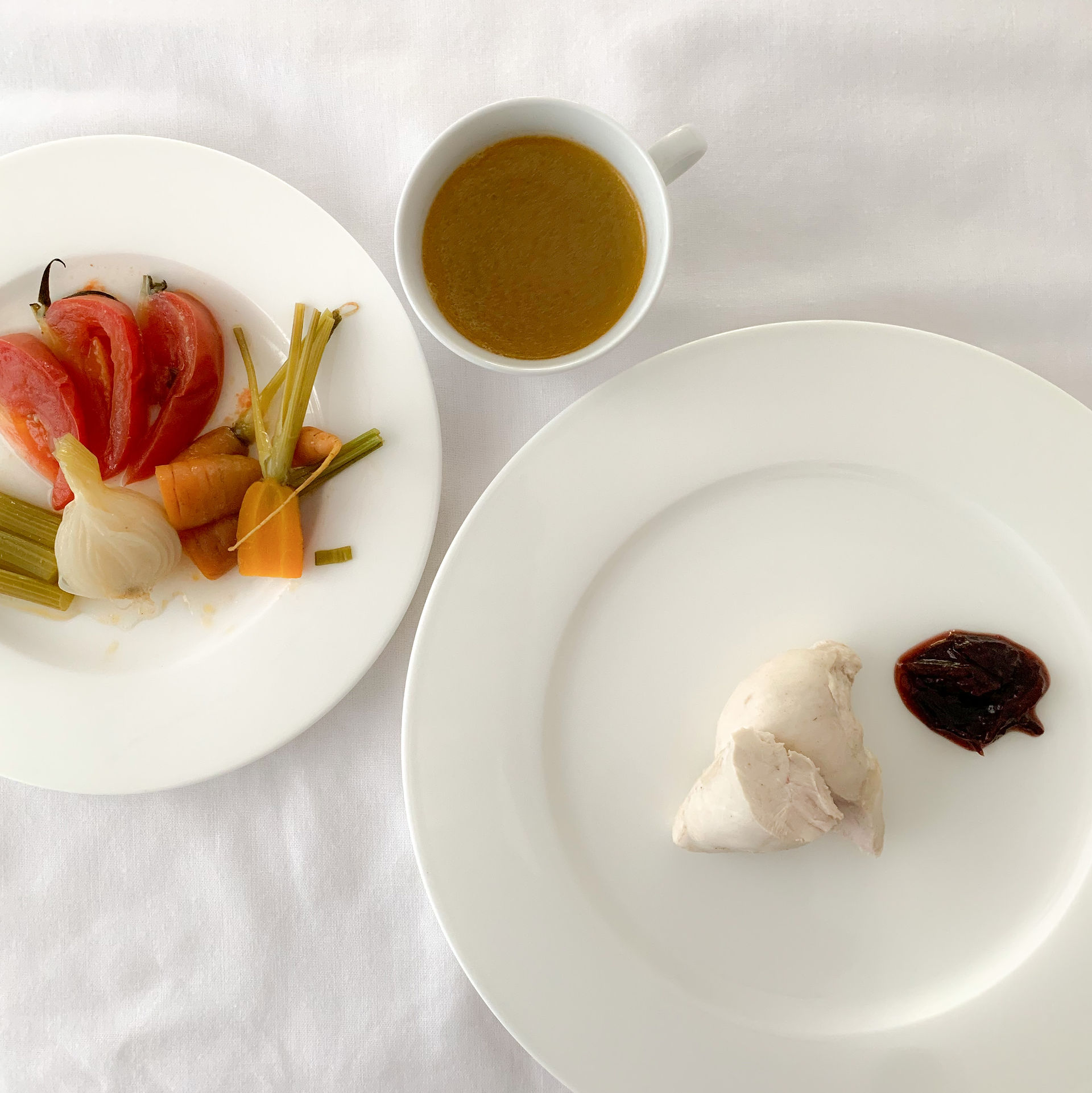 Gemüsebouillon und pochiertes Poulet