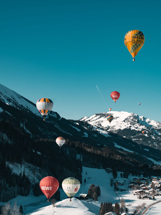 Foto aus einem Heißluftballon im Tannheimer Tal. Ballonfestival im Januar in Österreich. 