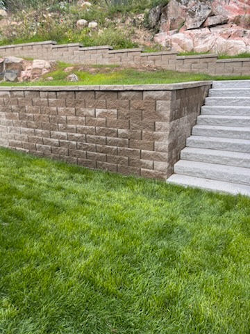 Mur och kantsten i Stockholm – byggnation av mur och kantstöd med fokus på stabilitet och raka linjer