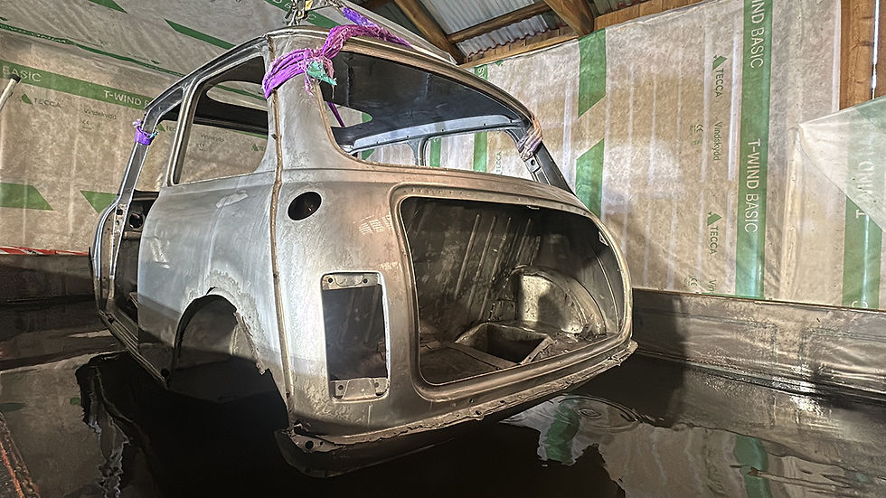 Avlackering och rengöring av bilhuv