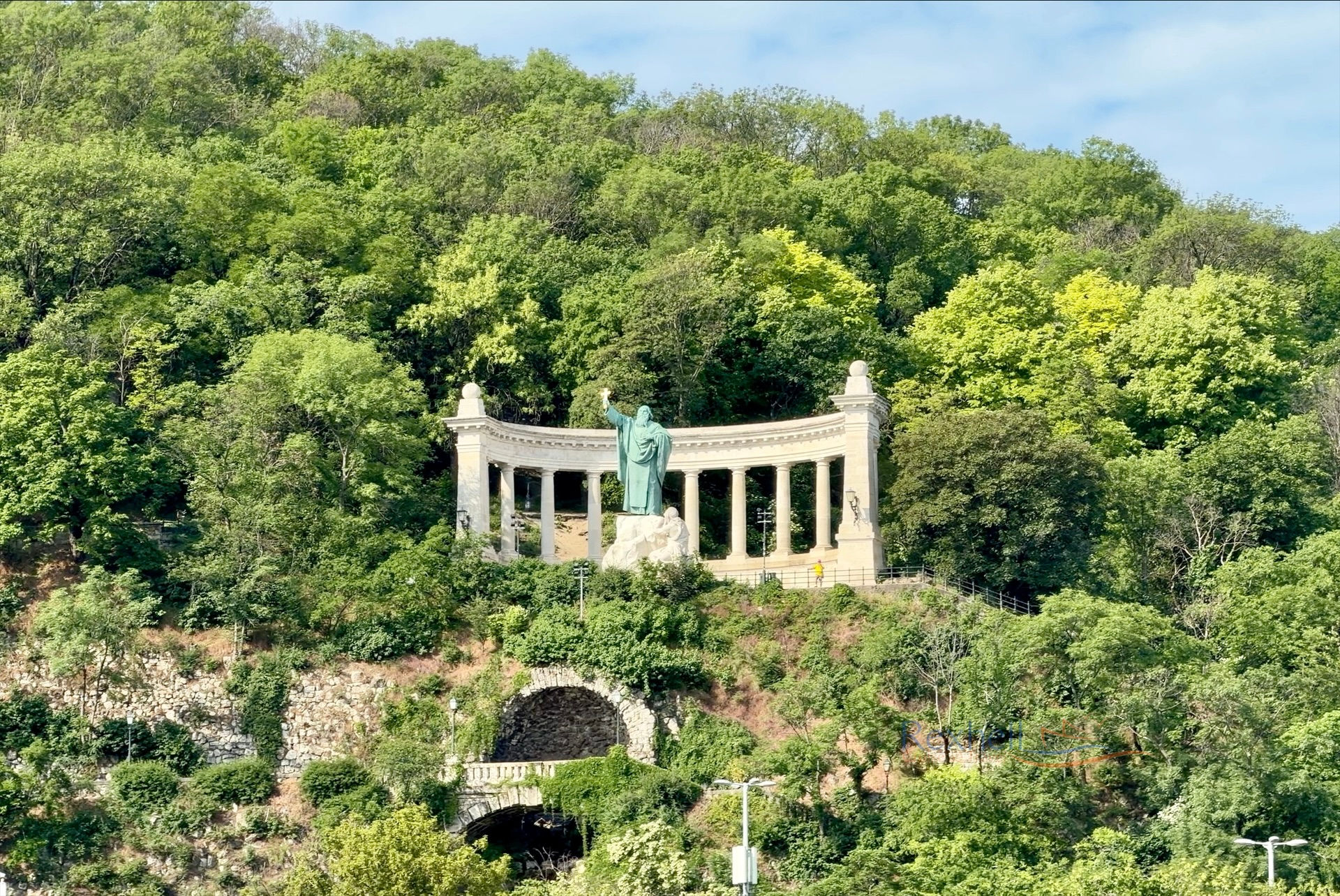 Statue of Saint Gellért on a hill, VIVA ENJOY review