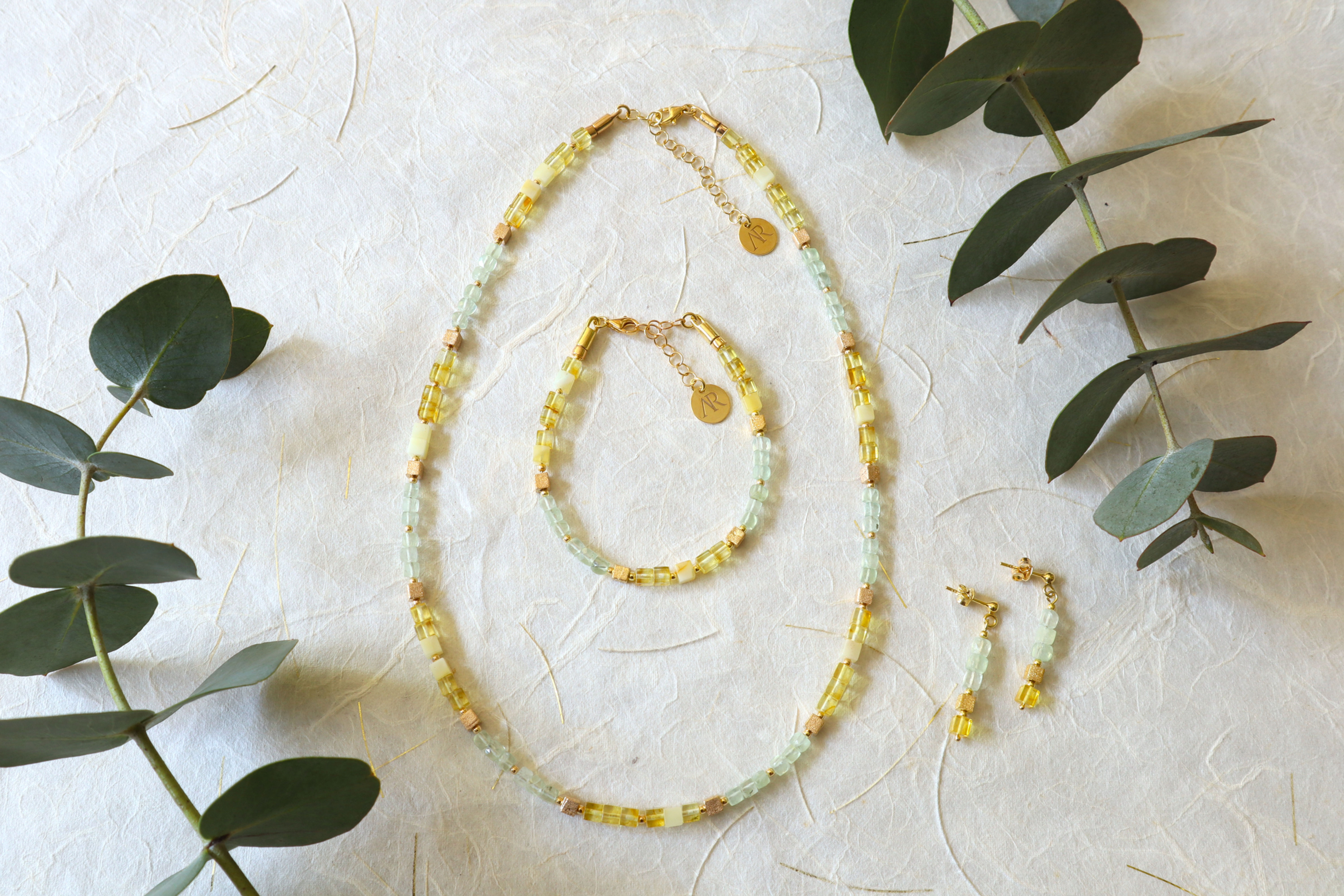 סט שרשרת, צמיד ועגילי ענבר בשילוב חרוזי כסף 925 בציפוי זהב 14k ואבני פרהנייט