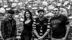 Junkietones, una band che mescola sonorità del passato con un tocco moderno e tagliente.