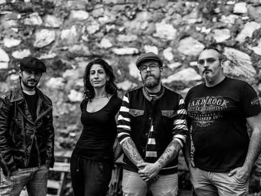 Junkietones, una band che mescola sonorità del passato con un tocco moderno e tagliente.