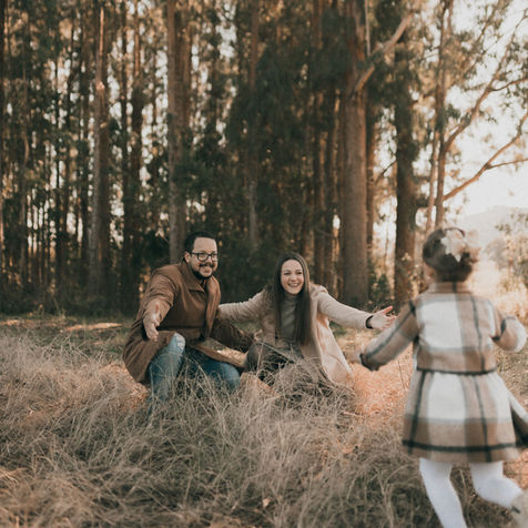 Foto di una famiglia felice all'aperto in autunno