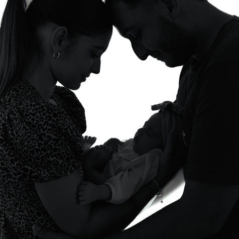 Foto di famiglia in bianco e nero: il bambino tra le braccia di M.