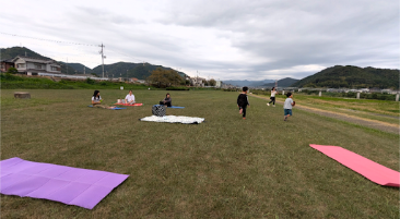 子ども達は遊び、大人はヨガ