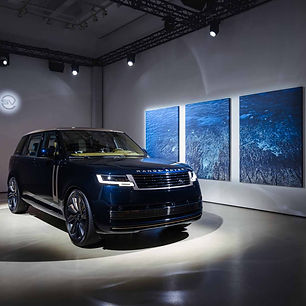 Range Rover SV Taiwan Edition福爾摩沙珍藏款是以台灣獨有的地貌景觀為設計發想靈感，車身採用專屬訂製的「拉美藍」高光澤金屬漆並以小琉球的古名命名，色彩靈感則取自小琉球島嶼四周流經的黑潮，而有著鮮明對比的科林斯青銅車頂則象徵著台灣島域被海洋所擁抱，透過獨特的色彩組合深刻描繪這片土地上自然景觀的意境，並體現對於現代奢華的精神。車前品牌徽飾採專屬訂製，字體以科林斯青銅為主體並圍繞納維克黑外框，車身搭配SV Serenity外觀套件與鍛造23吋鑽石切削鋁合金輪圈同樣採科林斯青銅配色點綴，處處呈現台灣獨有景色的唯美意境。

Range Rover SV Taiwan Edition福爾摩沙珍藏款以長軸車型為基礎，採四座旗艦配置，運用前、後座雙色的對比配色，創造色彩與和諧的氛圍，前座採用香芹籽棕近苯胺皮革，後座則採用名為自由藍的半苯胺皮革飾面，精緻的車艙配色捕捉了大地和海洋的精髓。為彰顯獨特性和個性化，每張座椅肩靠都繡有獨特的台灣標誌性山脈等高線輪廓圖，包括玉山山脈、阿里山山脈、雪山山脈和中央山脈，高達9萬針的刺繡縫線，展現SV Bespoke的細緻工藝。內裝搭配SV Bespoke專屬的棕色白樺木飾板、中央控制介面上的緞光黑色陶瓷排檔桿與啟動按鈕，呈現恰如其分的奢華質感鋪陳。SV Bespoke的細節還包括繡有 Taiwan Edition專屬字樣的兩組後座SV腰部靠枕與標示著「1 of 9」的金屬門檻飾板，彰顯車款的珍稀地位。