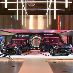 MINI Cooper Cabrio——象徵陽光、微風、自由

想像一下，微風拂面，陽光灑在儀表板上，你輕踩油門，敞篷瞬間開啟——這就是全新MINI Cooper Cabrio所能帶來的駕馭樂趣。這次登場的是全新一代的S車型，不僅外型依舊MINI，還加入了更多科技感設計，讓人一見傾心。

原廠強調新車的操控感一如既往地靈活，過彎俐落，一開就知道這是熟悉的MINI味。最特別的是「Always Open」開篷計時功能，它不只能記錄開篷時間，還可貼心顯示當下氣溫，讓每次迎風駕駛都成為儀式感十足的體驗。這具敞篷機構在時速30km/h以下，可在18秒內開啟，15秒內關閉，甚至還有天窗模式可以選擇，隨時隨地可感受自由的味道。

MINI John Cooper Works——意味熱血賽道魂

如果你是性能控，那這款MINI John Cooper Works（簡稱JCW）絕對能燃起濃濃駕馭慾 望。它擁有F1傳奇設計師John Cooper的賽道血統，搭載TwinPower Turbo四缸渦輪增壓引擎，可釋放231匹馬力，0-100km/h加速只要6.1秒，隨時準備讓你熱血沸騰。