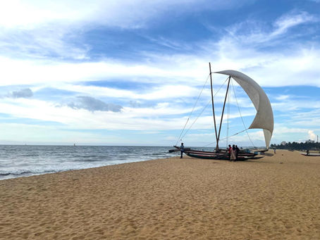 ビーチにある、帆を張ったボート