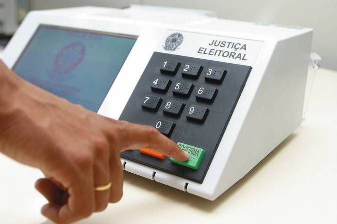 Implementada em 1996, a urna eletrônica transformou o processo de votação e apuração eleitoral no Brasil. Foto: Jeso Carneiro (Flickr)