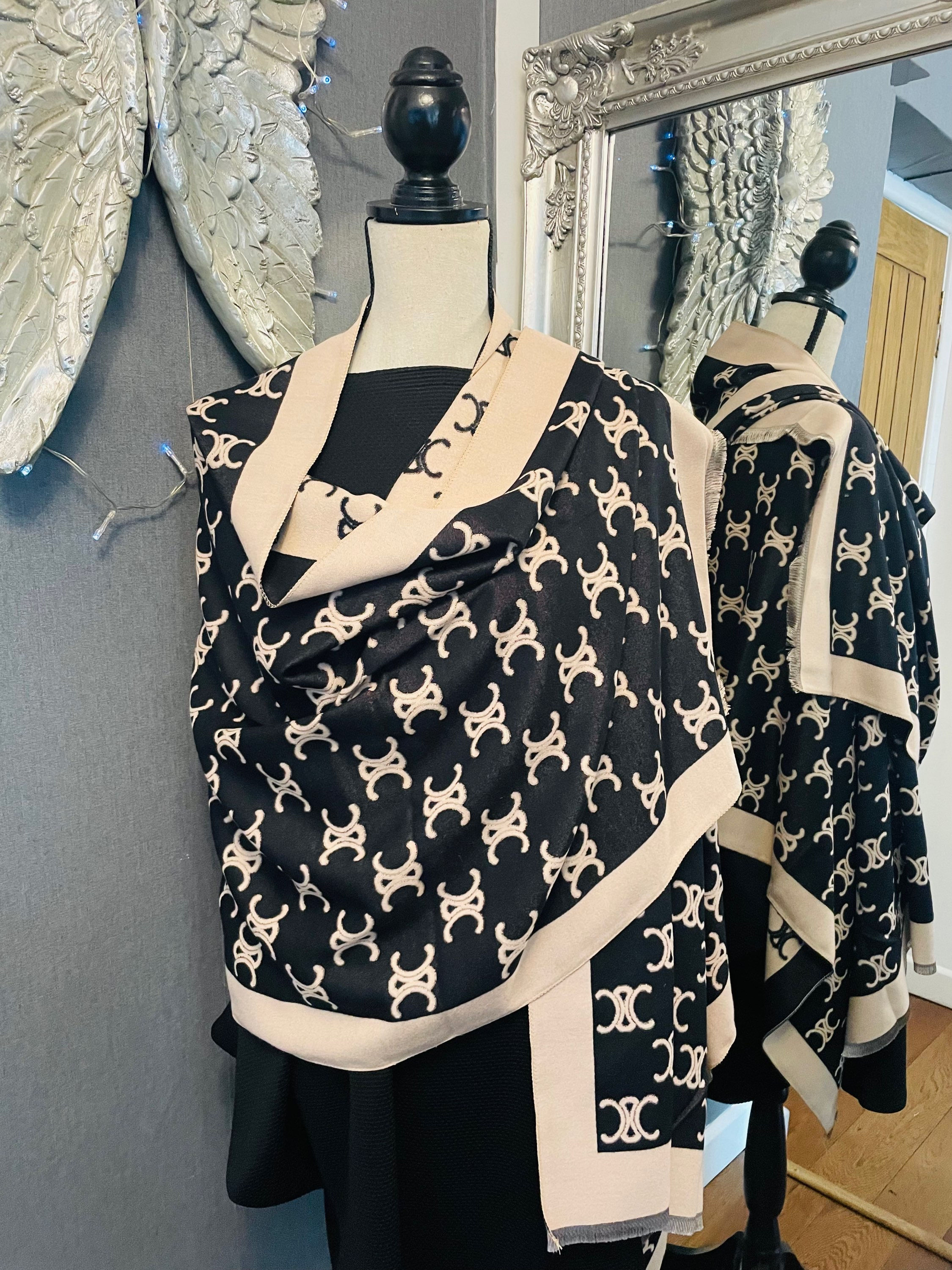 Ladies winter scarf /wrap🧣