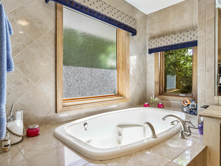 jacuzzi in Lake Michigan lakeshore bathroom