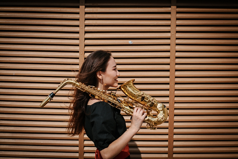 online saxophone lessons girl