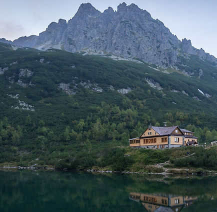 Mountain lodge sitting on a bank of lake