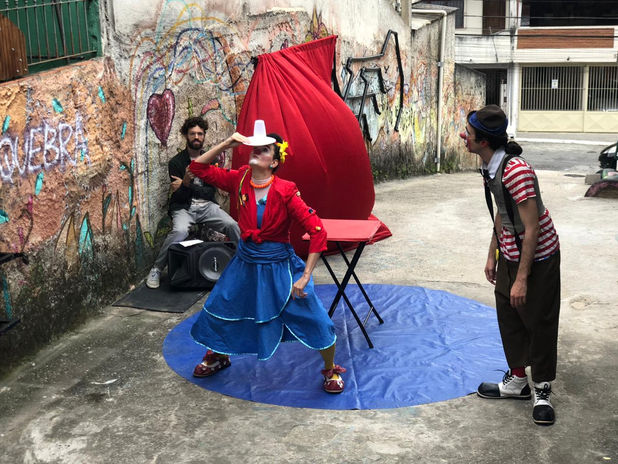 Apresentação de números cômicos de Pira e Ossildo no Circo de Quebra