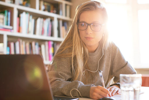 El estudiar en la biblioteca