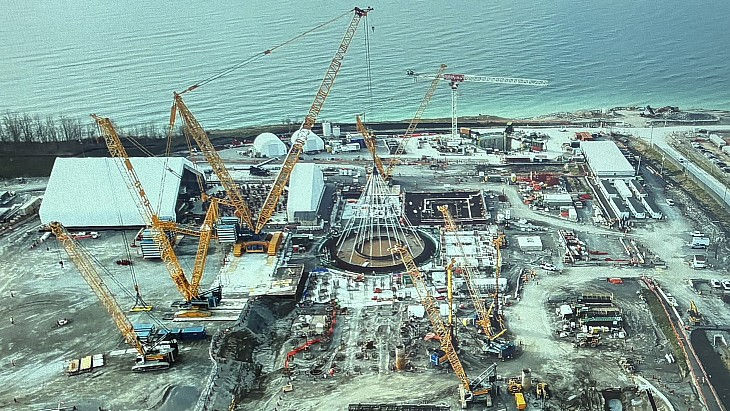 The basemat was lifted into place in a precision operation (Image: OPG)