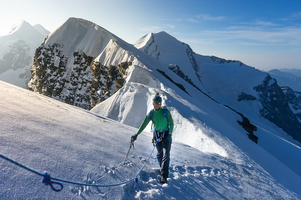 Un alpiniste encordĂ© sur une arĂȘte enneigĂ©