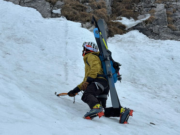 Un week-end d’aventure en Vanoise, entre apprentissage et immersion en haute montagne. Sous la houlette de Roy, notre guide, chaque élève a pris le leadership à tour de rôle, affrontant neige dure, vent violent et pentes techniques. De l’utilisation des crampons et du piolet à la recherche de victimes en avalanche, chaque instant a été un terrain d’apprentissage intense. La convivialité n’a pas été oubliée, avec des moments chaleureux au refuge. Un condensé d’autonomie, de gestion du risque et de plaisir en montagne ! ⛷️❄️🏔️
