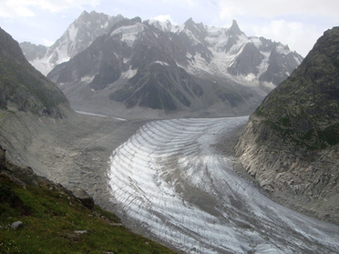 Vue panoramique sur l’un des plus beaux glaciers d’Europe entouré de sommets enneigés