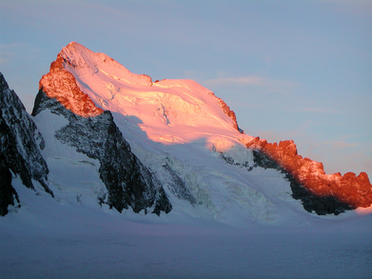 Soleil levant sur le mythique sommet de la barre des Ecrins