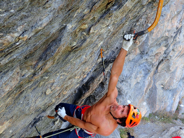 grimpeur en drytooling sur un pan déversant