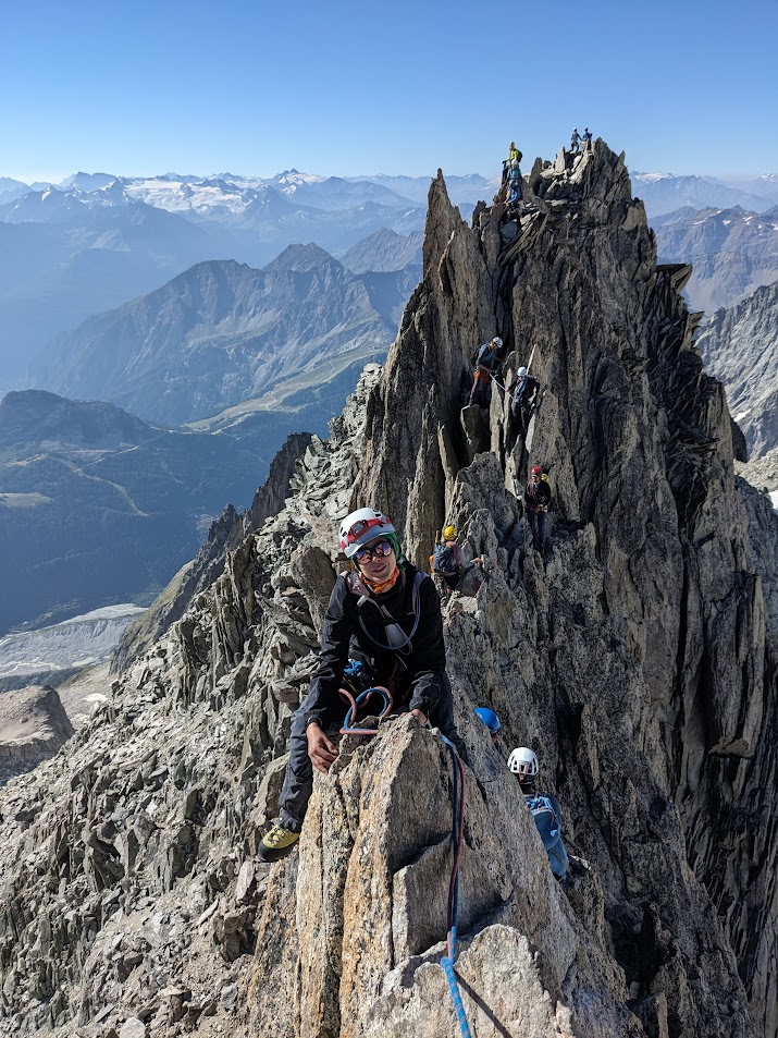 Une élève de l'école de la montagne sur les traversées de l'aiguille d'Entrèves